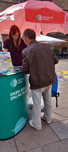 StadtlaborDigitalerEngel20Mai2025_1 2 Leute diskutieren an einem Infostand © Stadt Göttingen